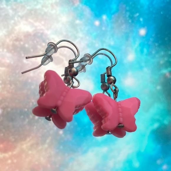 ❤️2/$10 pink butterfly dangly earrings! - Picture 2 of 2